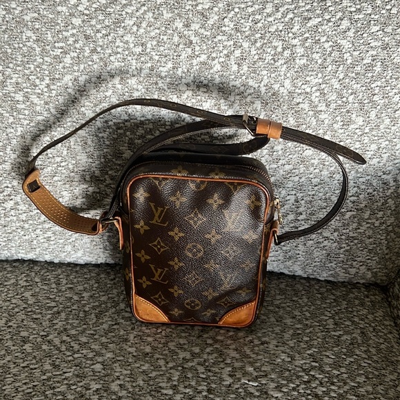 Louis Vuitton Amazon Crossbody - Picture 4 of 9